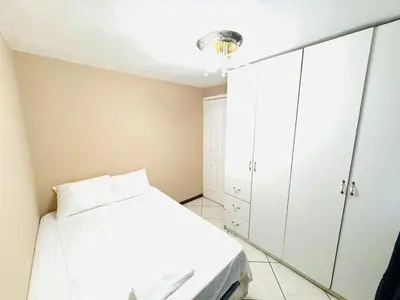 a bedroom with a white bed and a mirror at Ideal para descansar Apartamento equipado en San Salvador in Mexicanos