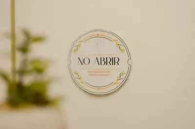 a no affair sign on a white wall at Ideal para descansar Apartamento equipado en San Salvador in Mexicanos