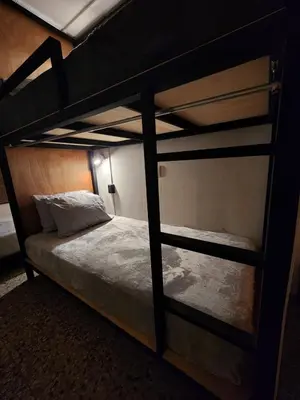 a couple of bunk beds in a room at La Mochila Urbana3 in San Salvador