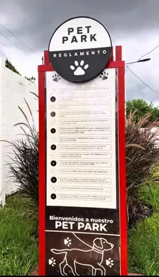 a sign for a pet park with a pet park sign at Exclusivo y céntrico en San Miguel in San Miguel