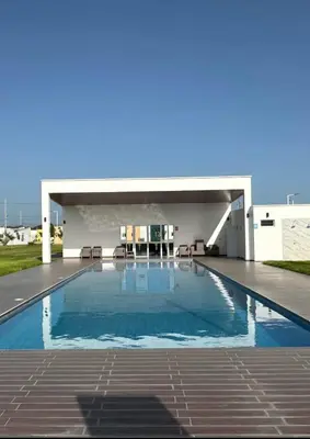 a large swimming pool on top of a building at Elegante casa a minutos de Centro comercial in San Miguel