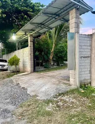 a garage with awning on the side of a building at Evolution Home Habitacion a 4 min del Aeropuerto Internacional ES in Las Flores